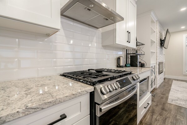 Jääkaappi, mikroaaltouuni, uuni, liesi