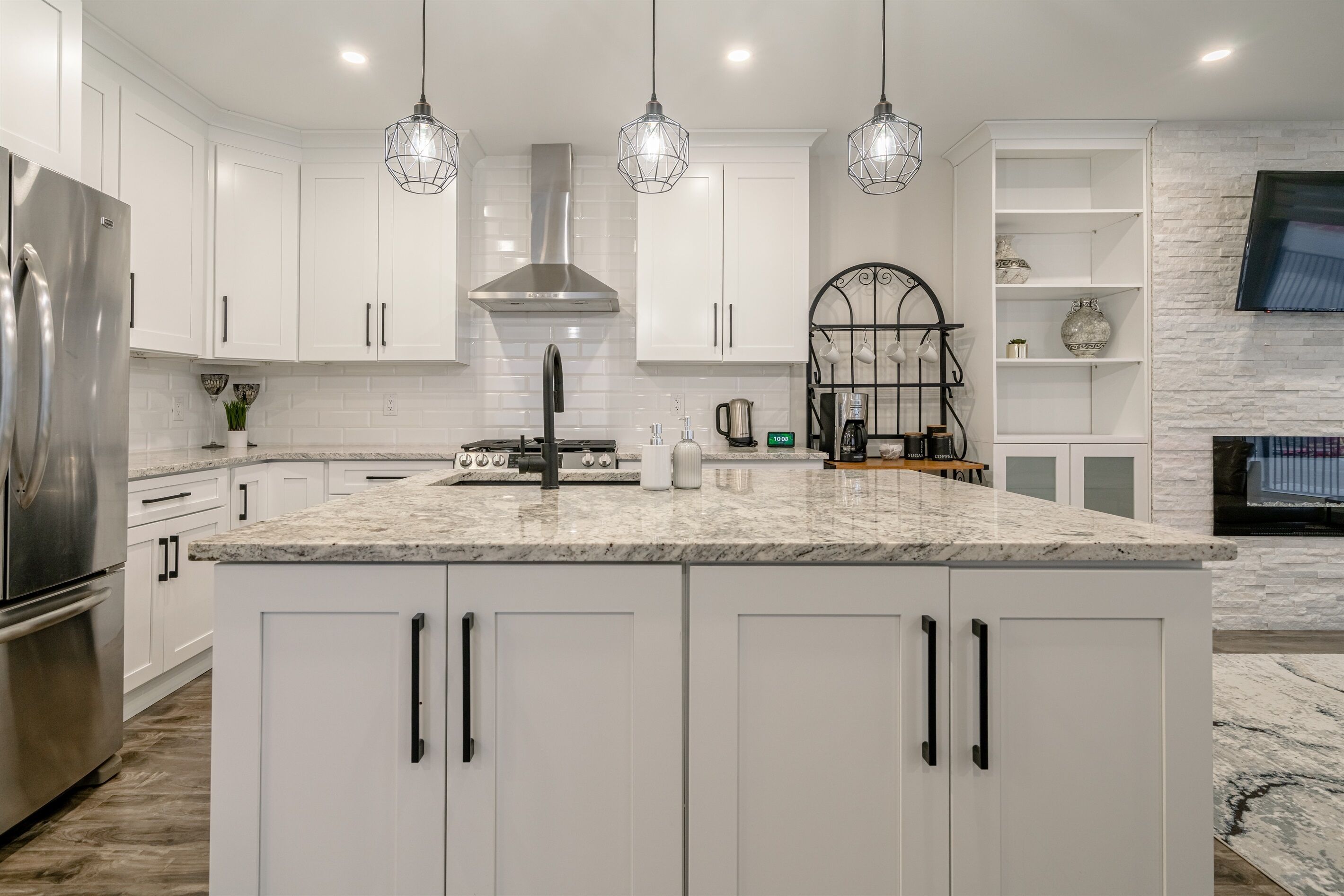 Refrigerador, microondas, horno y parrilla de estufa 