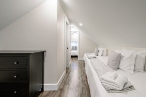 3 slaapkamers, een strijkplank/strijkijzer, gratis wifi, beddengoed