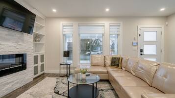 Smart-tv, eldstad och böcker