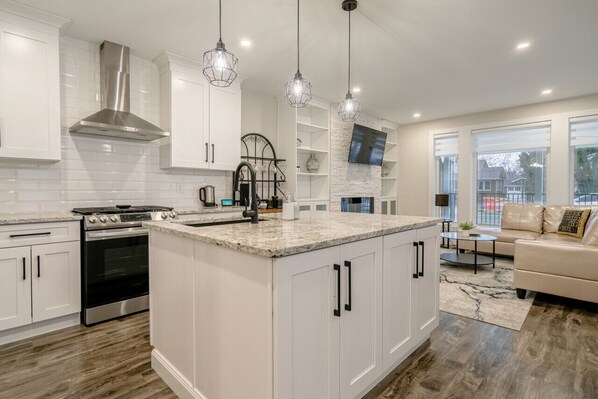 Frigorifero, microonde, forno, piano cottura