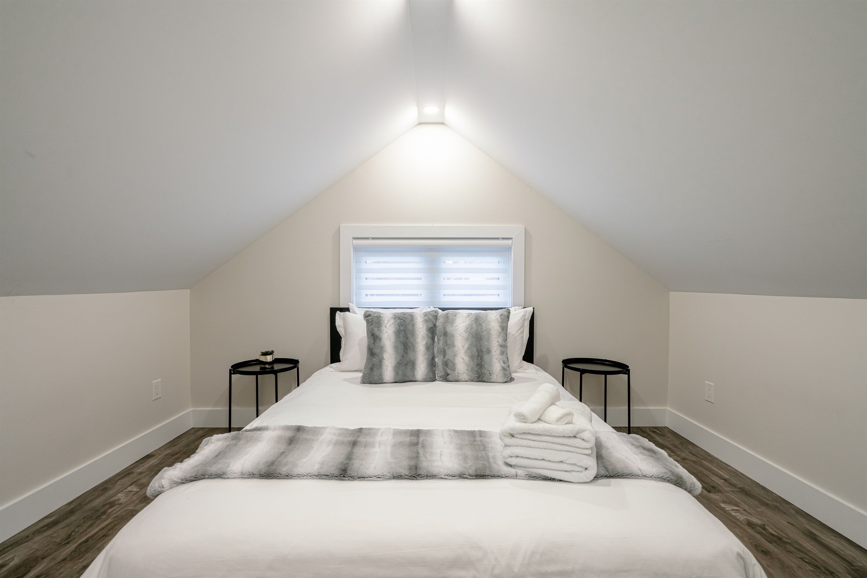 3 chambres, bureau, Wi-Fi gratuit, draps fournis