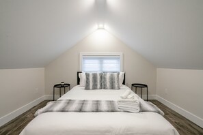 3 makuuhuonetta, työpöytä, ilmainen Wi-Fi, vuodevaatteet