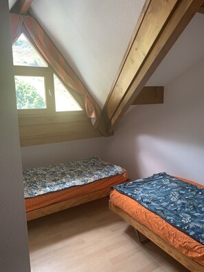 3 chambres, bureau, Wi-Fi gratuit, draps fournis