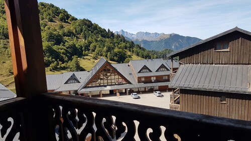 At the foot of the Guzet slopes!