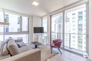 TV, offices - Downtown Condo with City Views, Pool, Near Bayside (Miami)