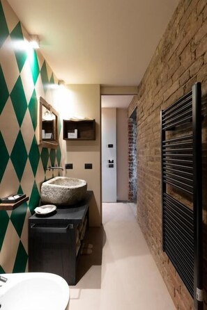 コンフォート ダブルルーム | バスルーム | シャワー、レインフォールシャワー、デザイナーバスアメニティ、ヘアドライヤー