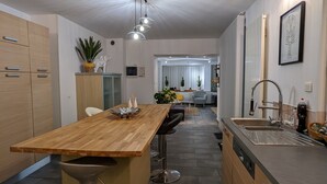 Eine moderne Küche mit einer Holzinsel, Barhocker und einer integrierten Spüle.