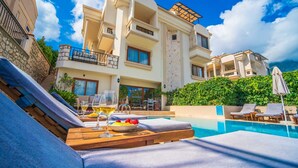 Un hôtel de luxe doté d’une grande piscine, d’un espace extérieur aménagé et d’un jardin bien entretenu.