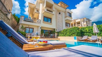 Außenpool, Liegestühle