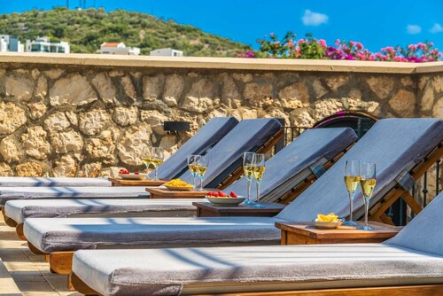 Luxurious Retreat Overlooking Kalamar Bay: Villa Mandalin