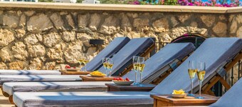 Luxurious Retreat Overlooking Kalamar Bay: Villa Mandalin