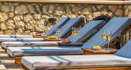 Luxurious Retreat Overlooking Kalamar Bay: Villa Mandalin