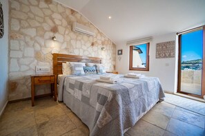 4 bedrooms, in-room safe, desk, iron/ironing board