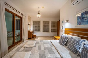 4 bedrooms, in-room safe, desk, iron/ironing board