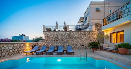 Luxurious Retreat Overlooking Kalamar Bay: Villa Mandalin