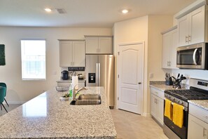 冰箱、微波炉、烤箱、炉灶