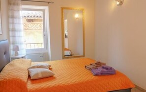 5 bedrooms, iron/ironing board, free Internet