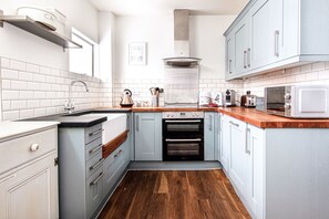 Réfrigérateur, micro-ondes, lave-vaisselle, cafetière/bouilloire