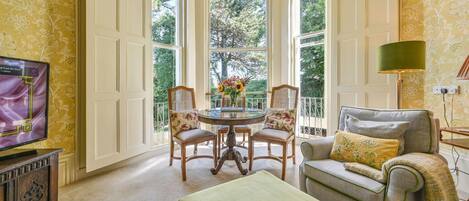 Televisión y chimenea