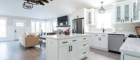 Refrigerador, microondas, horno y parrilla de estufa