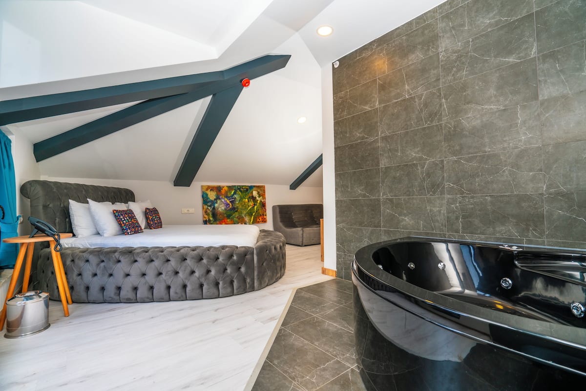 Romantic Suite with Jacuzzi and Terrace | Jetted tub