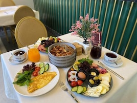 Café da manhã com buffet todos os dias mediante uma taxa