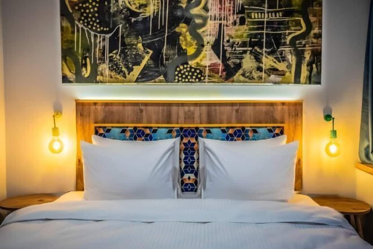 Minibar, in-room safe, iron/ironing board, free WiFi