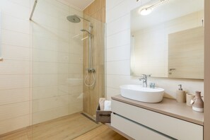 Baignoire, sĂšche-cheveux, serviettes fournies