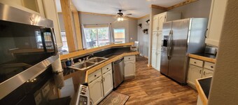 Pet Friendly, Family Friendly, Single-Level Home w/ Hot Tub - Absolute Relaxation