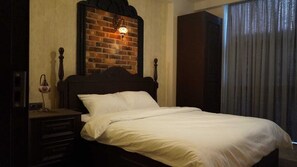 Kamar Standar, 1 Tempat Tidur Double | Didekorasi berbeda-beda dan meja kerja