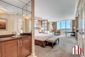In-room safe, desk, iron/ironing board, free WiFi - MGM Signature-15-604 Jacuzzi Studio (Las Vegas)