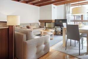 Smart TV, fireplace