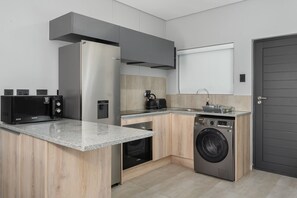 Fridge, microwave, oven, stovetop - Light and Cozy Blouberg Apartment (Cape Town)