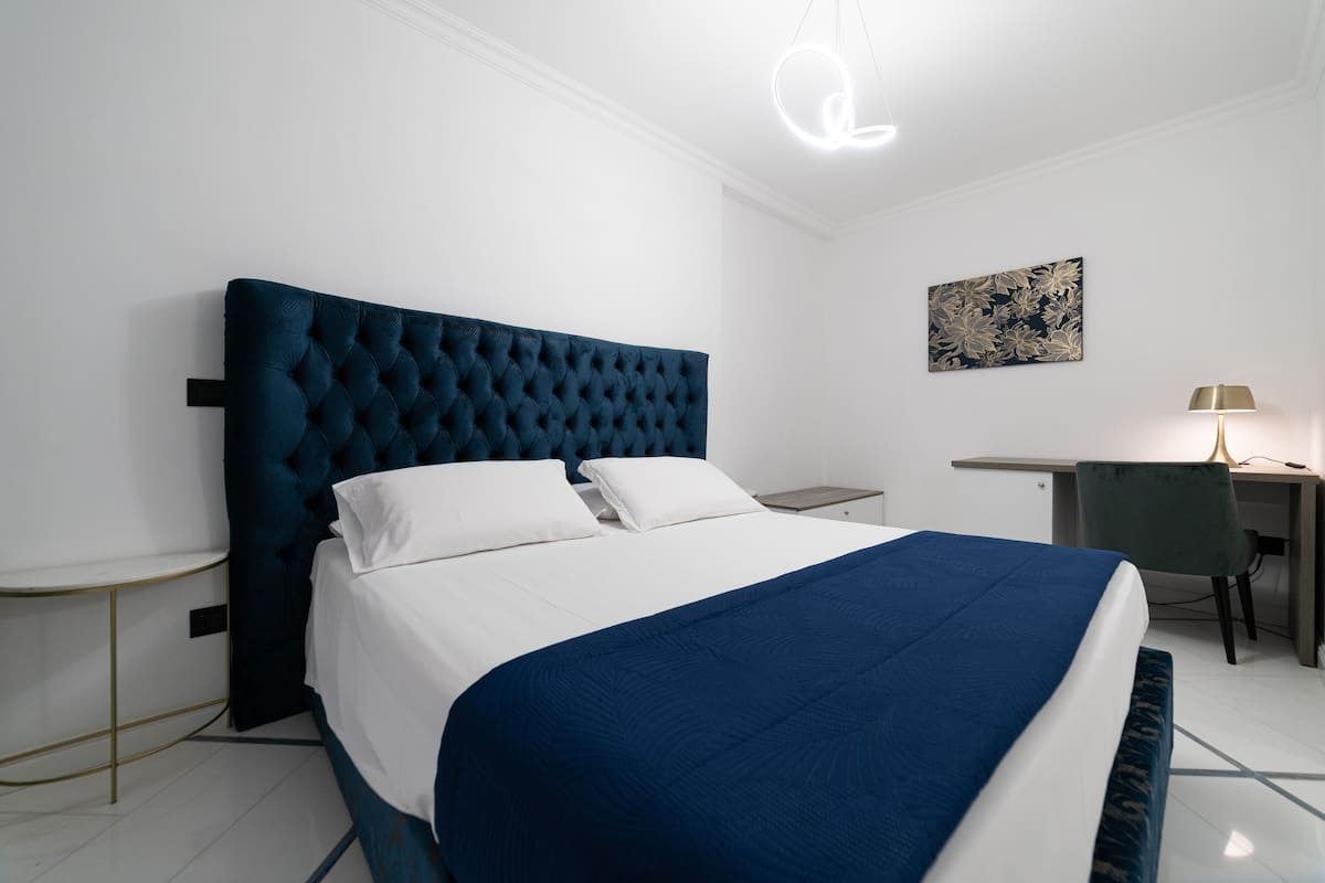 Habitación cuádruple Deluxe, 1 cama de matrimonio grande con sofá cama, no fumadores, baño privado | Sábanas de algodón egipcio y ropa de cama de alta calidad