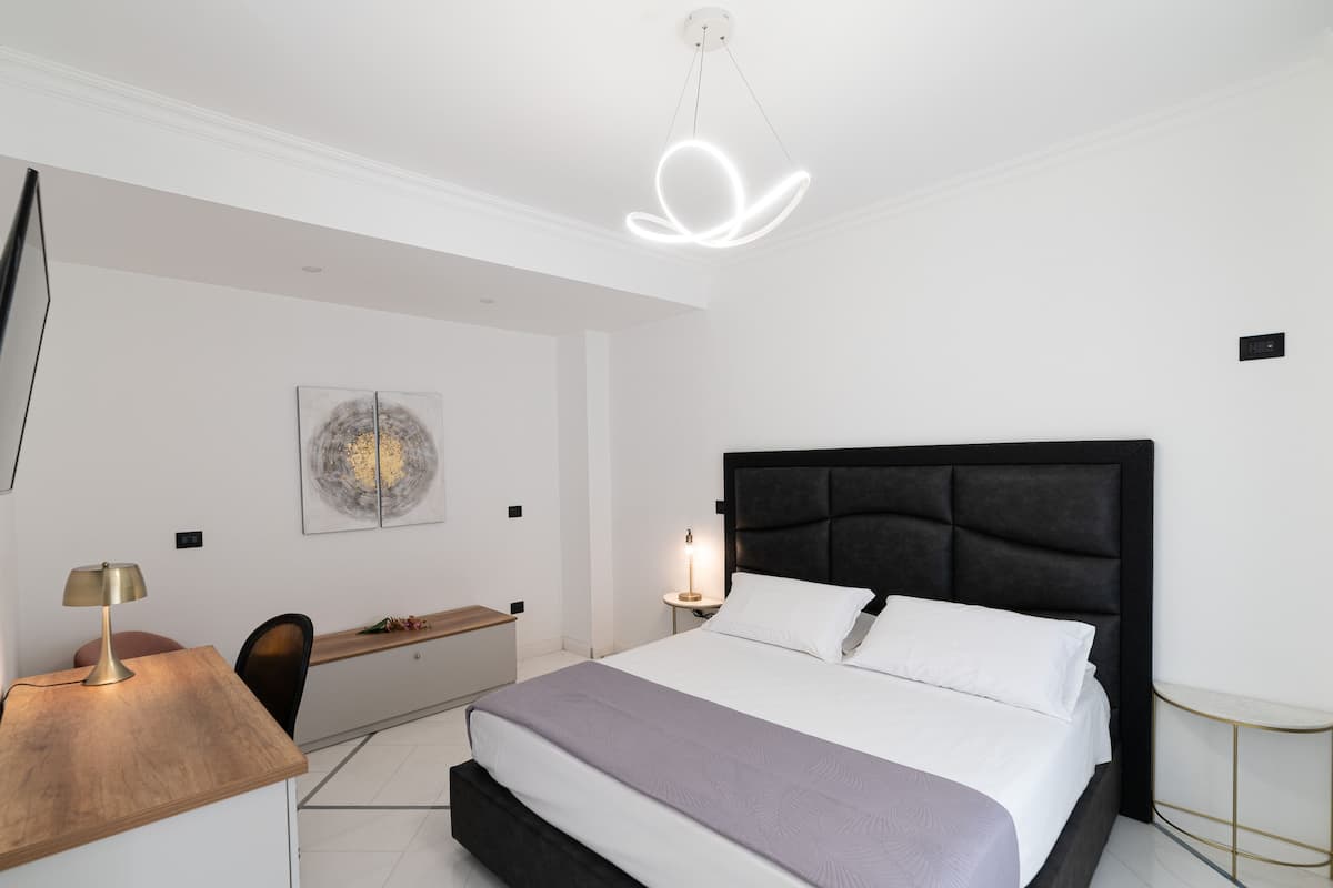 Habitación triple Royal, 1 cama de matrimonio grande con sofá cama, no fumadores, baño privado | Sábanas de algodón egipcio y ropa de cama de alta calidad