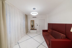 Neljän hengen perhehuone, 1 suuri parisänky ja vuodesohva, tupakointi kielletty | Egyptinpuuvillaiset lakanat, ylelliset vuodevaatteet, untuvapeitot