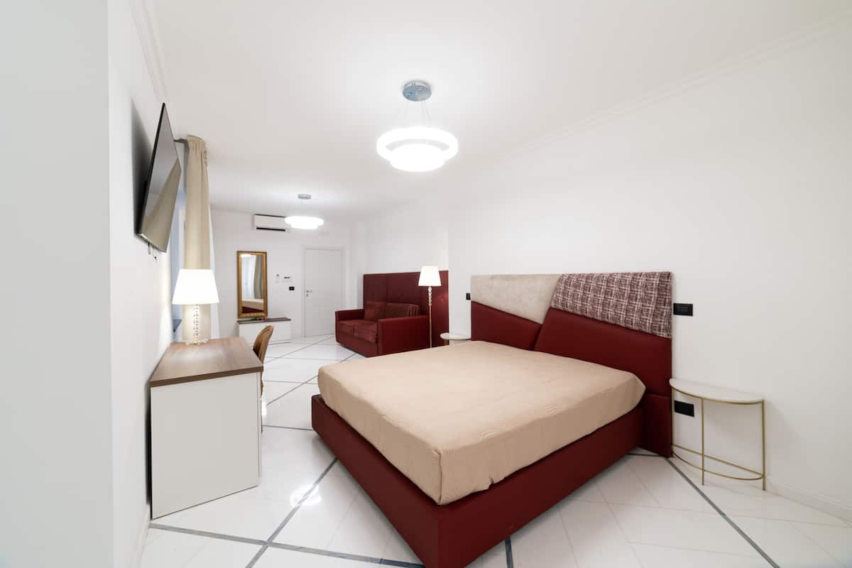 Habitación cuádruple familiar, 1 cama de matrimonio grande con sofá cama, no fumadores, baño privado | Sábanas de algodón egipcio y ropa de cama de alta calidad