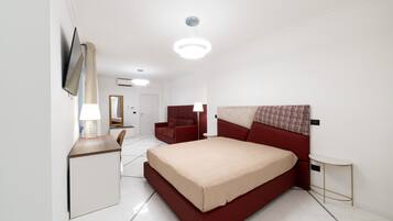 Habitación cuádruple familiar, 1 cama King size y sofá cama, para no fumadores | Sábanas de algodón egipcio, ropa de cama de alta calidad y edredón