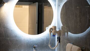 Habitación doble urbana, 1 cama King size, para no fumadores, baño en la habitación | Baño | Regadera, regadera tipo lluvia, amenidades de baño gratuitas