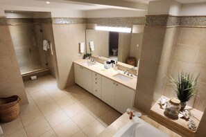 Baignoire, séchoir à cheveux, bidet