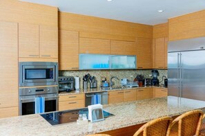 Geladeira, micro-ondas, fogão, cooktop