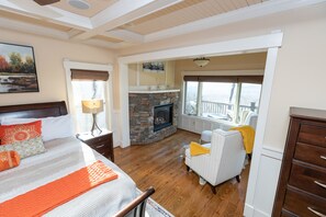 5 makuuhuonetta, työpöytä, silitysrauta/-lauta, vauvan matkasänky