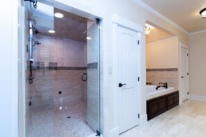 Combined shower/bathtub, hair dryer, towels, soap - My Dream Lodge: A Symphony of Luxury & Outstanding Vistas! 
 (Mineral Bluff)