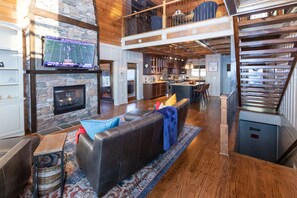 Älytelevisio, takka, videopelejä, kirjoja