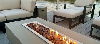 Tiny lakefront cottage with all the bells and whistles