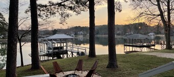 Tiny lakefront cottage with all the bells and whistles