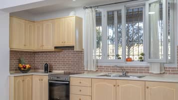 Casa superior | Cocina privada | Refrigerador con congelador, microondas, horno y parrilla de estufa
