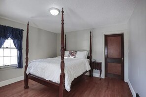 2 bedrooms, desk, iron/ironing board, free WiFi - The Arch House (Faribault)