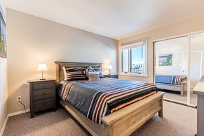 1 bedroom, desk, Internet, bed sheets